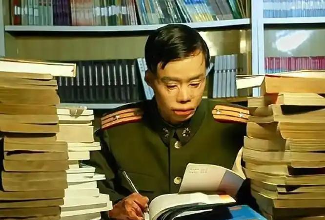 1995年，一名解放军战士在乘车回部队的途中，劝司机不要停下加油，但司机执意停下