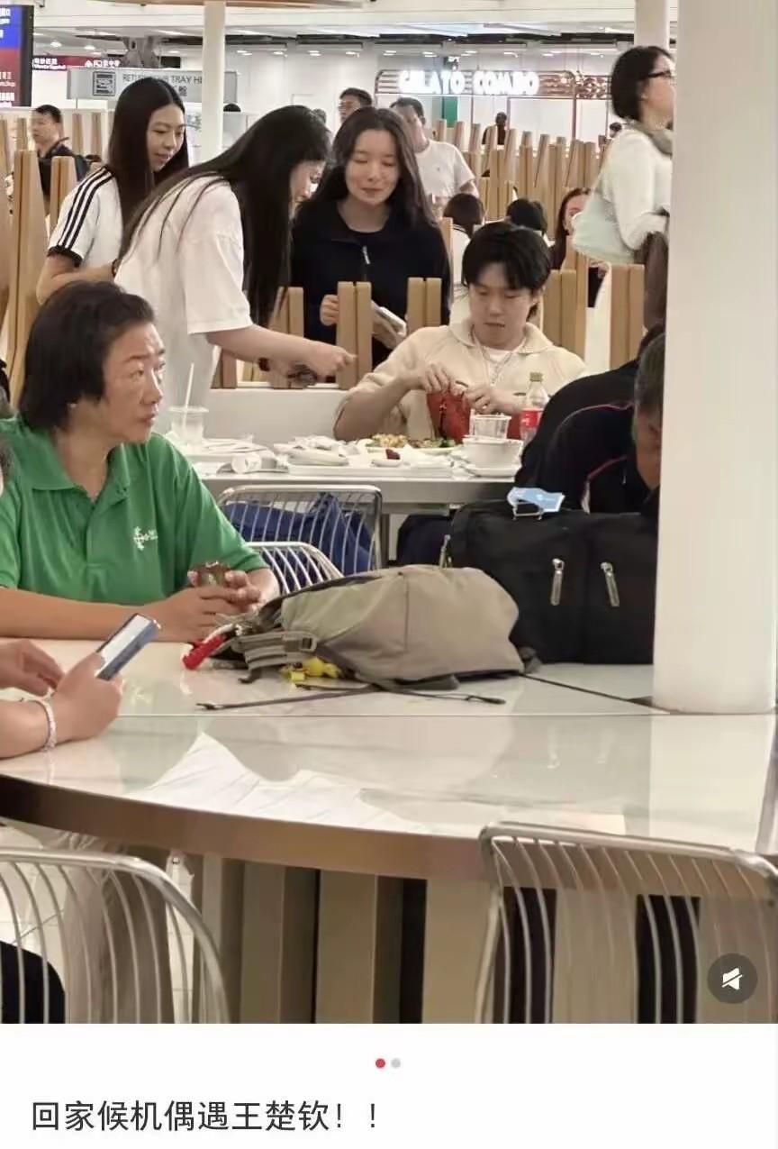王楚钦发着烧呢，不过也是意料之中！
男单半决赛那场看着就是生病了，只是没办法，只