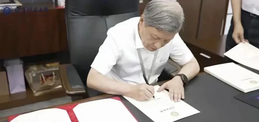 王树国说，我问大家一个问题，这是我做校长百思不得具解的。如果梁文峰继续读博士，还