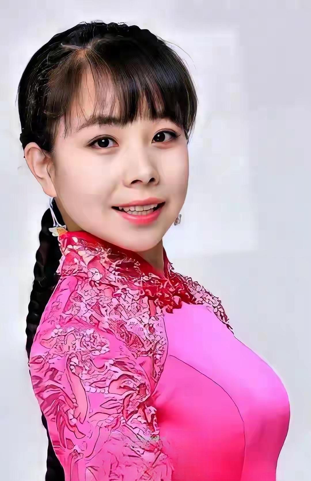 七律·陕北妹子 —— 王二妮
陕北娇娃蕴韵长，黄土地育玉音扬。
清喉婉转穿云去，