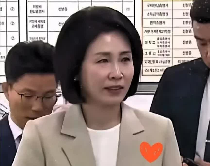 刚刚查了一下李在明夫人
不查不知道，一查才明白！

李在明当选后，夫人金惠