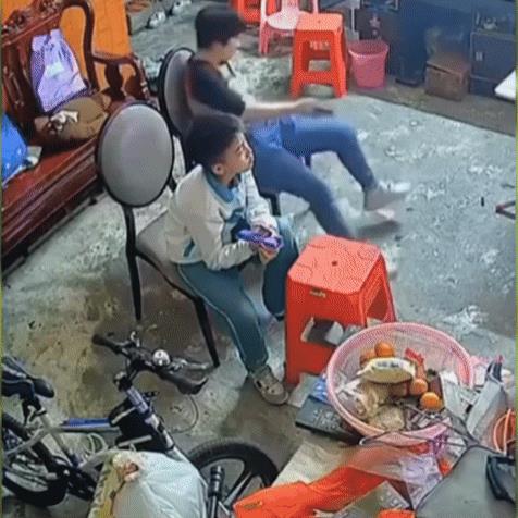 孩子，这次可以扶，不讹你！母子在看电视，妈妈起身后身体不适摔倒，躺在地上没了反应