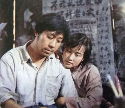 2008年，刘晓庆带着一麻袋现金，出席了恩师谢晋的葬礼，她将麻袋交给师娘：“你要