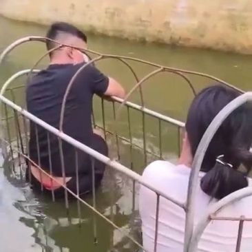 是天气太热了来这乘凉?
