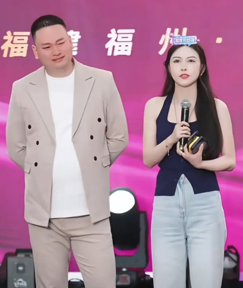 九红举办活动又哭了，办一场流泪一场，还是那句话，该来的一个都没有来，不该来的都来