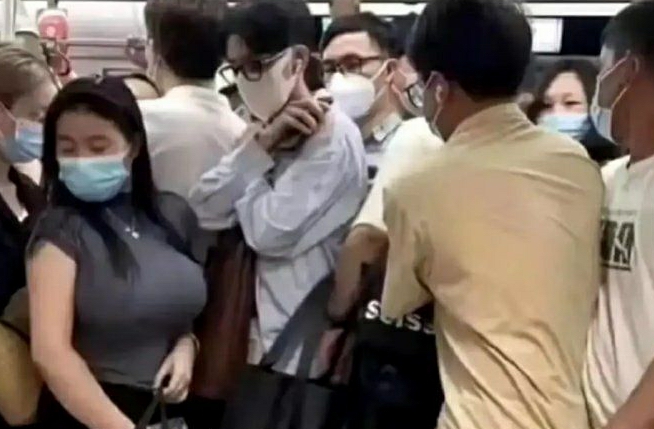 上班快迟到了 要不要挤上车呢？