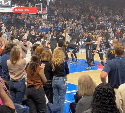 今天国王客场挑战雷霆，赛前当威少被介绍时，全场爆发了欢呼声和掌声，许多球迷为曾经