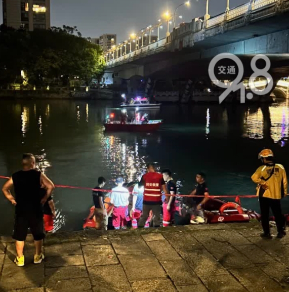 杭州跳河男子事件中最后悔的就是该男子的父母了。

因为收了儿子5万元，导致儿子儿