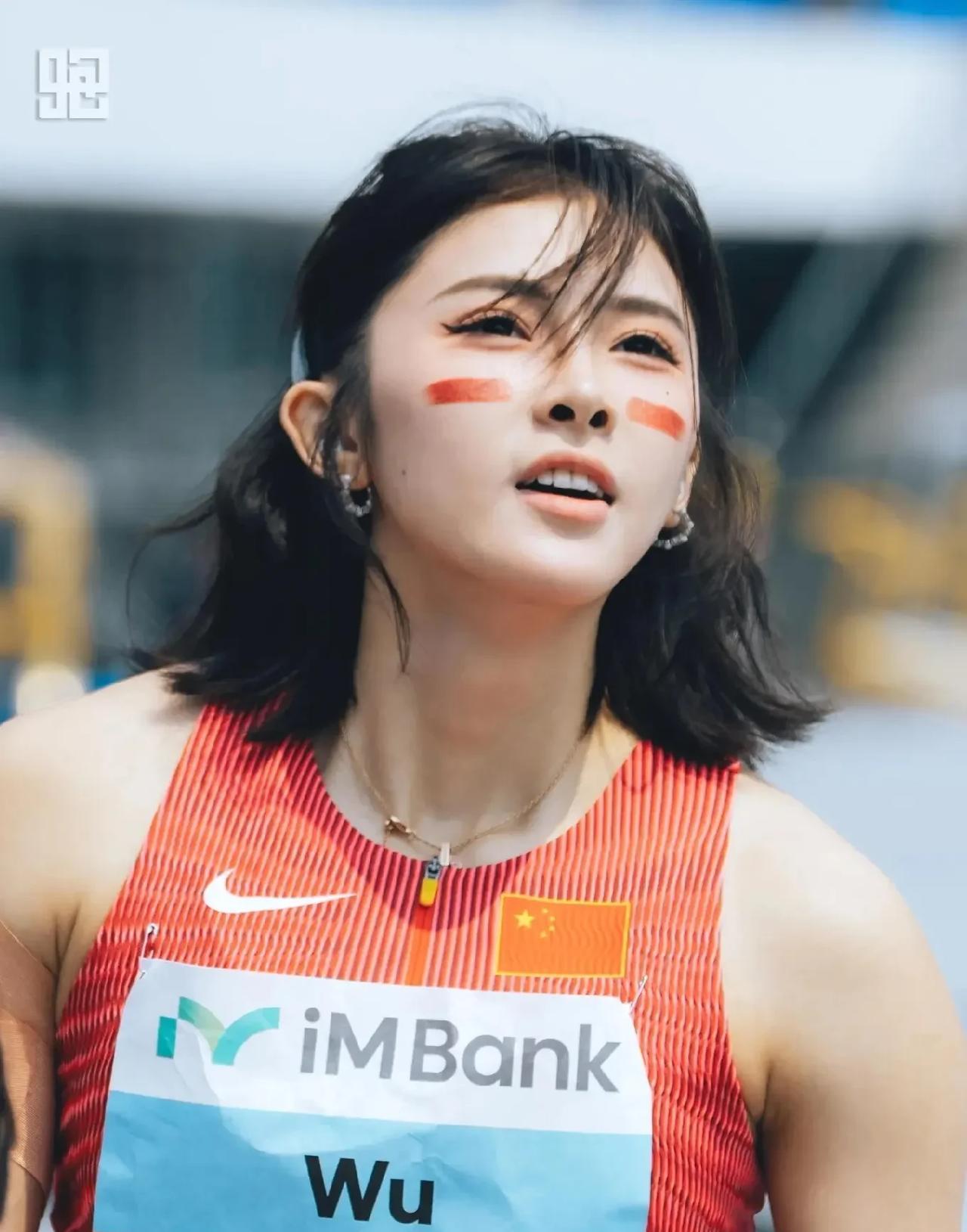 吴艳妮带伤夺铜，赛后哽咽鞠躬表歉意
雨中的赛场，吴艳妮带伤出战，拼尽全力夺得铜牌