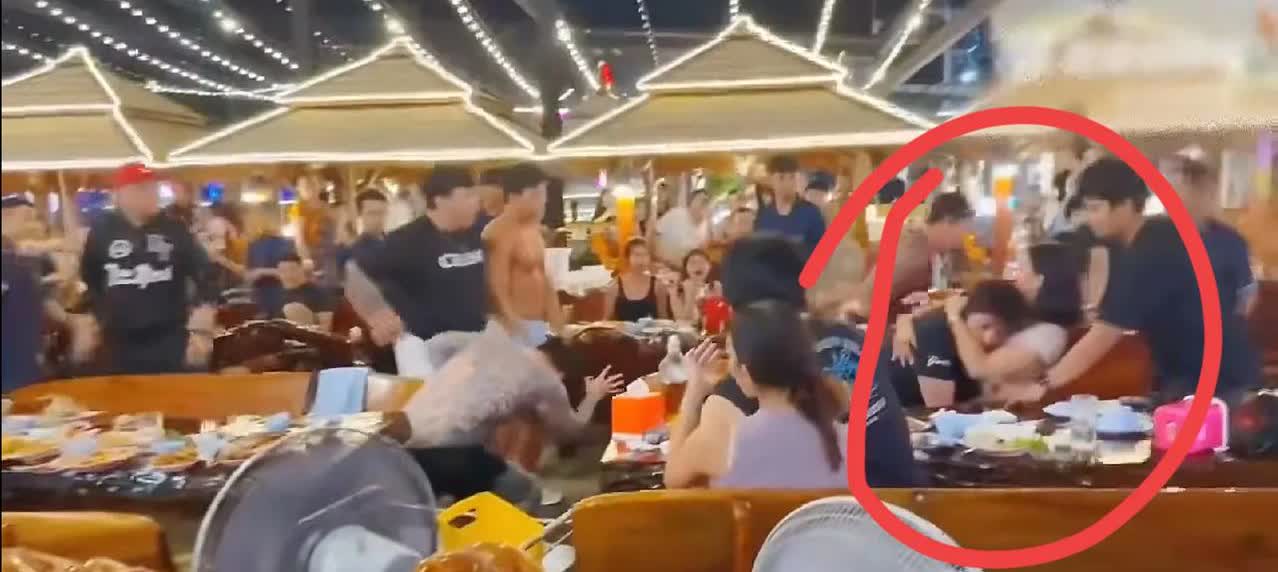 韩国人在泰国餐厅打架，亮点不是打架，而是隔壁桌两个年轻男子！被女人保护！一个吓得
