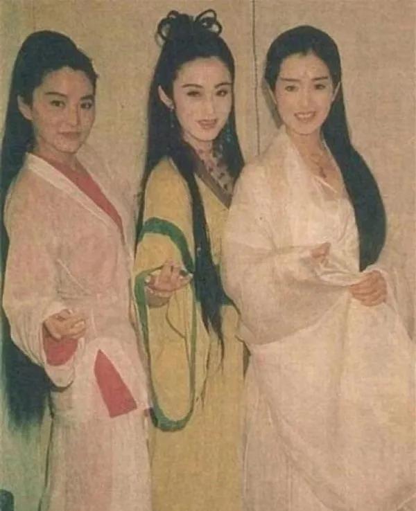 巩俐一直以演技气场强大出名，但其实颜值也很高，和林青霞张敏合照完全不输，非常舒展