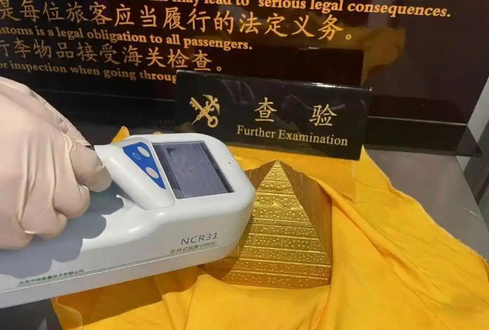 行走的“核武器”！近日，昆明长水机场海关，一女子入境检查时，核辐射监测门不断发出