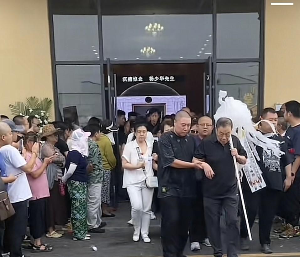 今天上午，杨少华的灵柩由举办吊唁活动的至尊阁移至天津第一殡仪馆。
杨少华的长子杨
