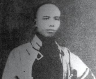 1898年，谭嗣同被慈禧关押在监狱中，妻子李闰买通狱卒终于看到了谭嗣同，李闰哭喊