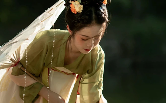 我砸锅卖铁供他考上了秀才，谁知事后他却一脚将我踹开，得知我爹官位后他却又后悔了