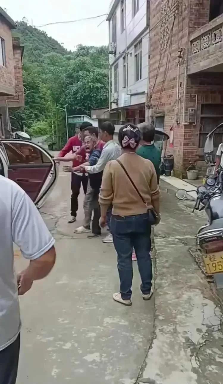 养儿能防老？现实告诉你：靠山山会倒，靠人人会跑！
当王老太太被自己的三个儿子强行