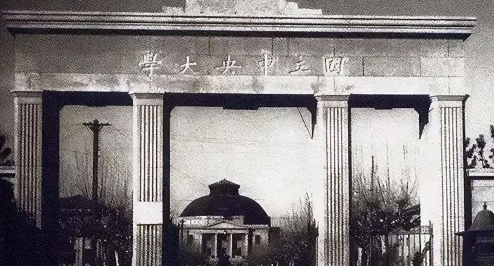 1937年的一个凌晨，重庆的巡逻士兵忽然发现城外来了一群赶牛的人，这群士兵心里不