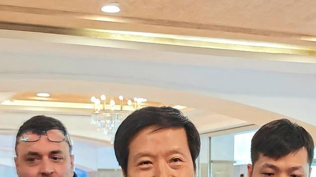 雷军博鳌被“围堵”一路说谢谢，走红背后有说道