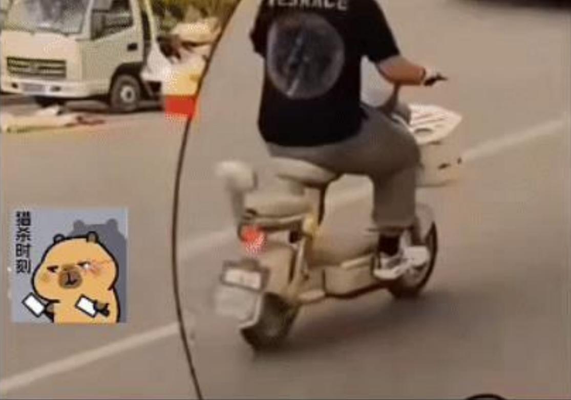 “拍花子”太可怕了！被拍到后就意识不清，任人摆布。



街边看热闹，小心飞来横