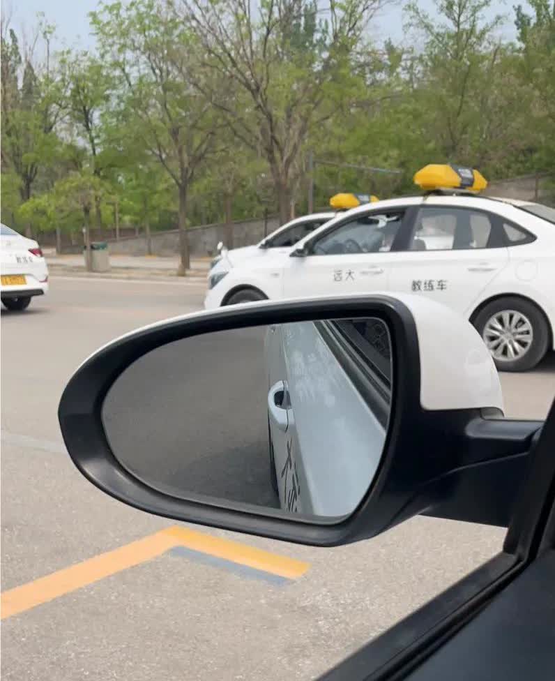 家人们谁懂啊！科目二直接给我学抑郁了。
昨天早上第一次练实车，本以为能有教练悉