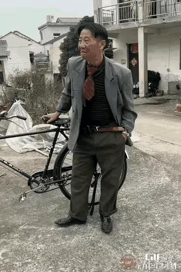 自从与村里的女朋友阿娟分手后，大哥的行为举止变得十分异常。时常站在村口，人也爱打
