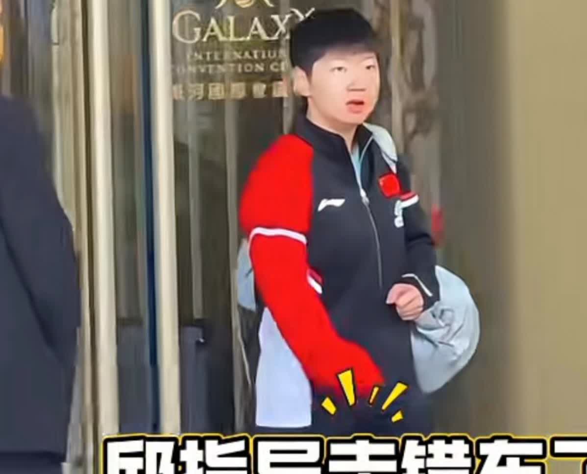 原来邱贻可也这么不靠谱！
澳门首训，邱贻可带着莎莎、蒯曼上训，明明出酒店车就在