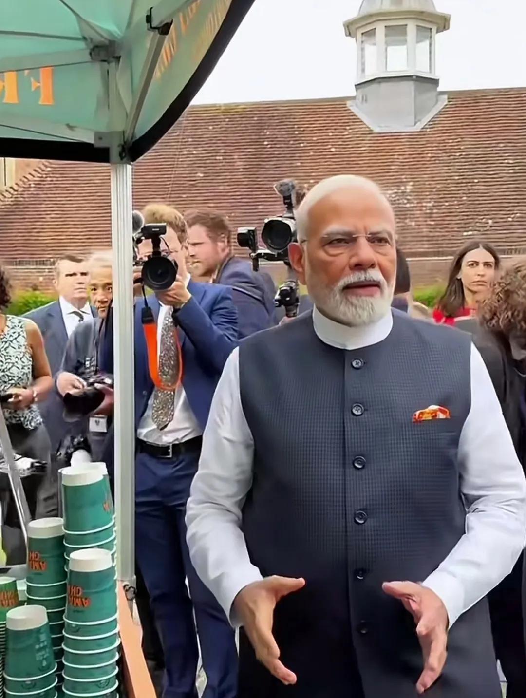 英国首相拿着奶茶，望向印度总理，心里一定在想，“真的喝下去吗？”
莫迪表示，你可
