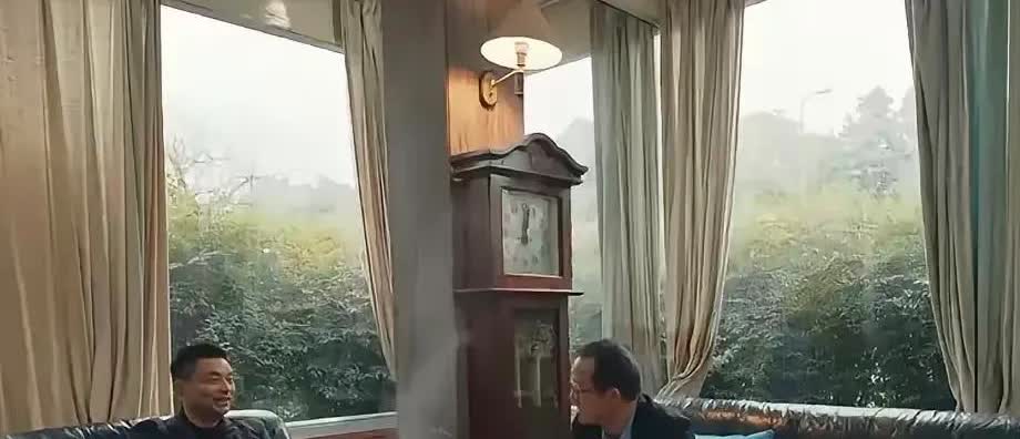 俞敏洪坐在刘永好家的豪宅里，这只是豪宅的一角，建了好多年了[捂脸][捂脸][捂脸