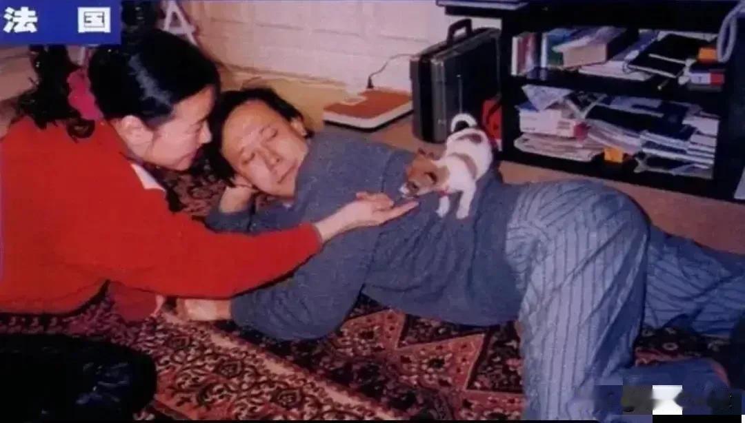 这张照片是在1991年，刘晓庆和姜文在法国巴黎的情景。 姜文趴在榻上，一只可爱的