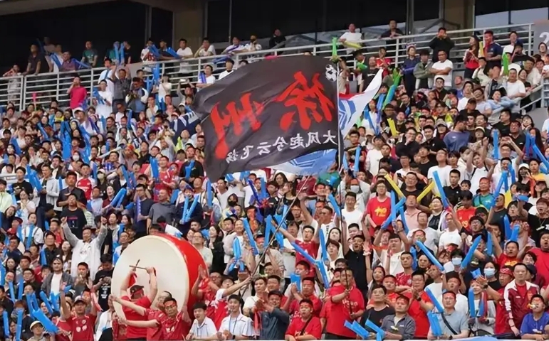 比赛第一，友谊第十四
徐州2:1连云港，现场两万多人火爆嗨全场！今天晚上徐州必须