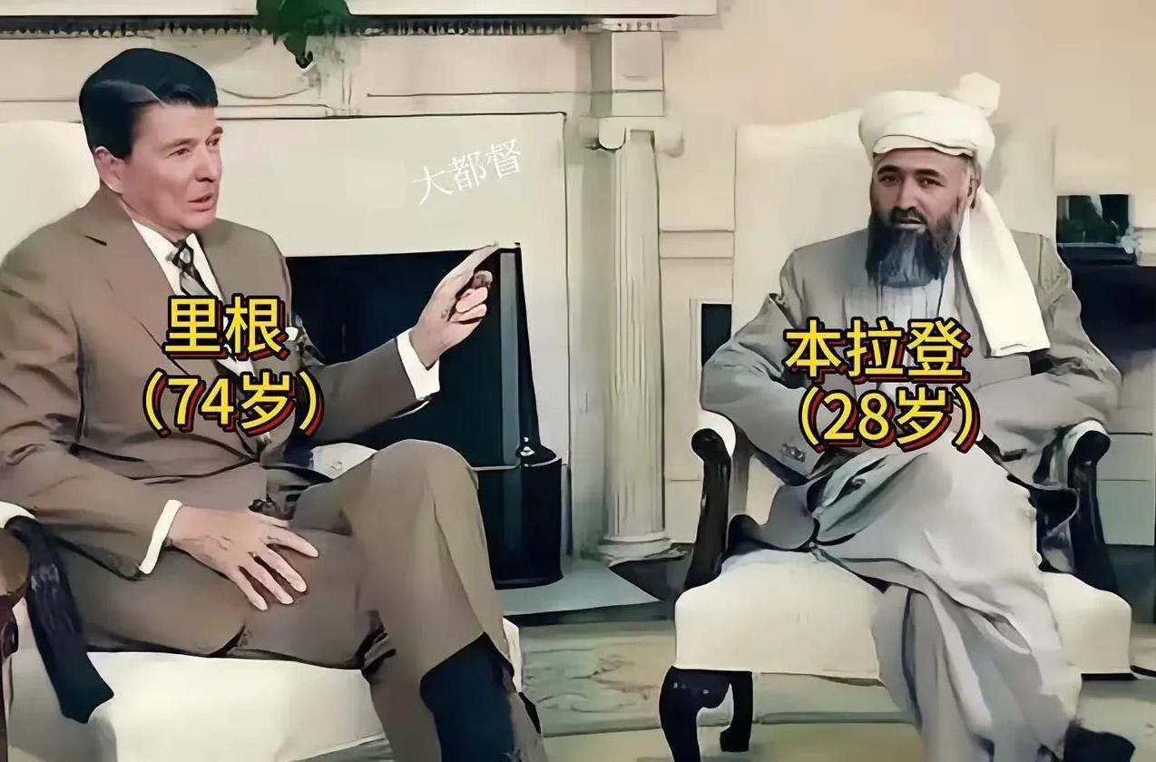 这是1985年，时任美国总统里根会见本拉登时的照片。
当时里根总统74岁，本拉登