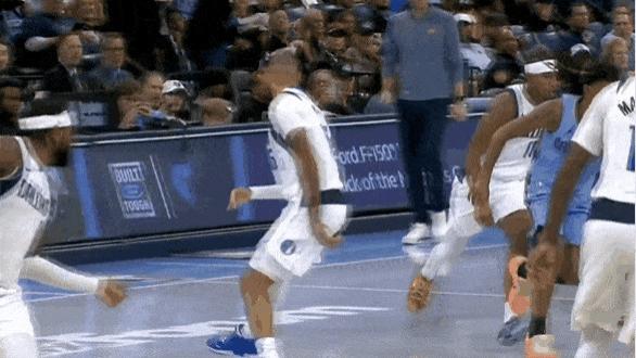 莫兰特展现腰腹能力打进2+1，灰熊领先优势扩大到30分