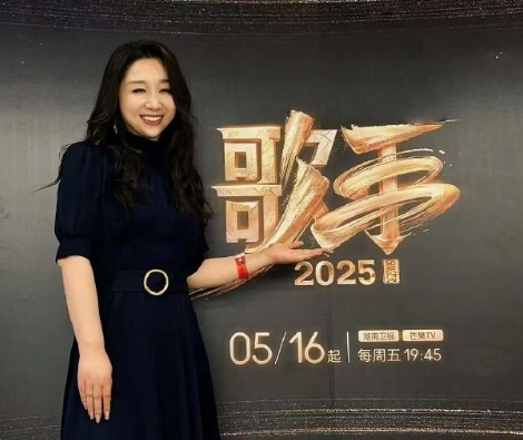 傅首尔这状态也太好了吧！歌手突围赛观众席惊喜现身，一身黑裙+长卷发，瘦得超明显，