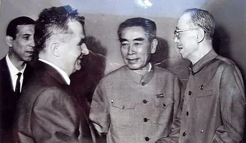 周总理对面的这两个人，都是本国的正国级领导人，结局却都不好。

