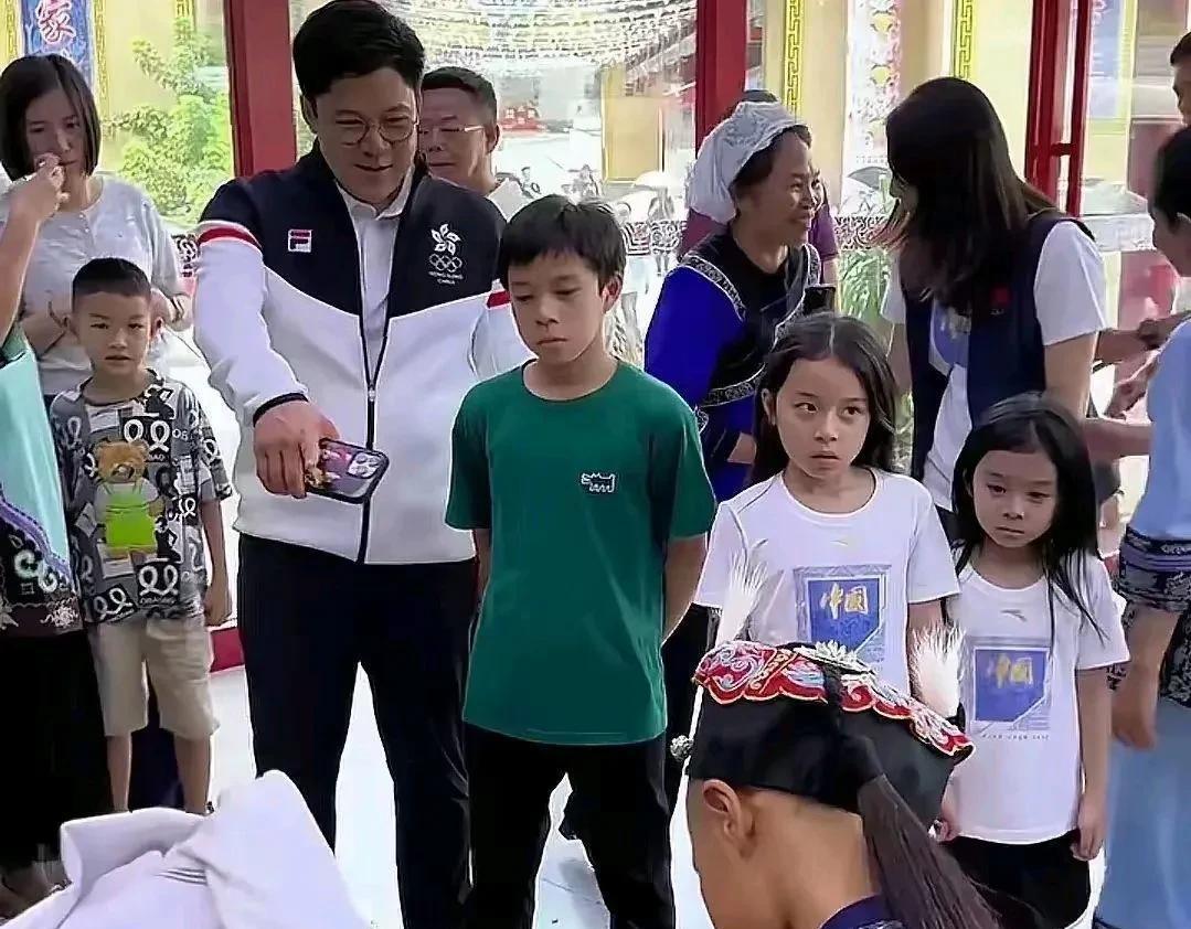 郭晶晶霍启刚带三孩子去贵州，大方出镜不遮掩，两女儿真漂亮！