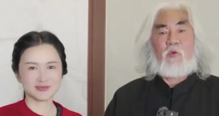 张纪中小娇妻和大女儿张宇芯相处的很融洽，[玫瑰][玫瑰][玫瑰][玫瑰][玫瑰]