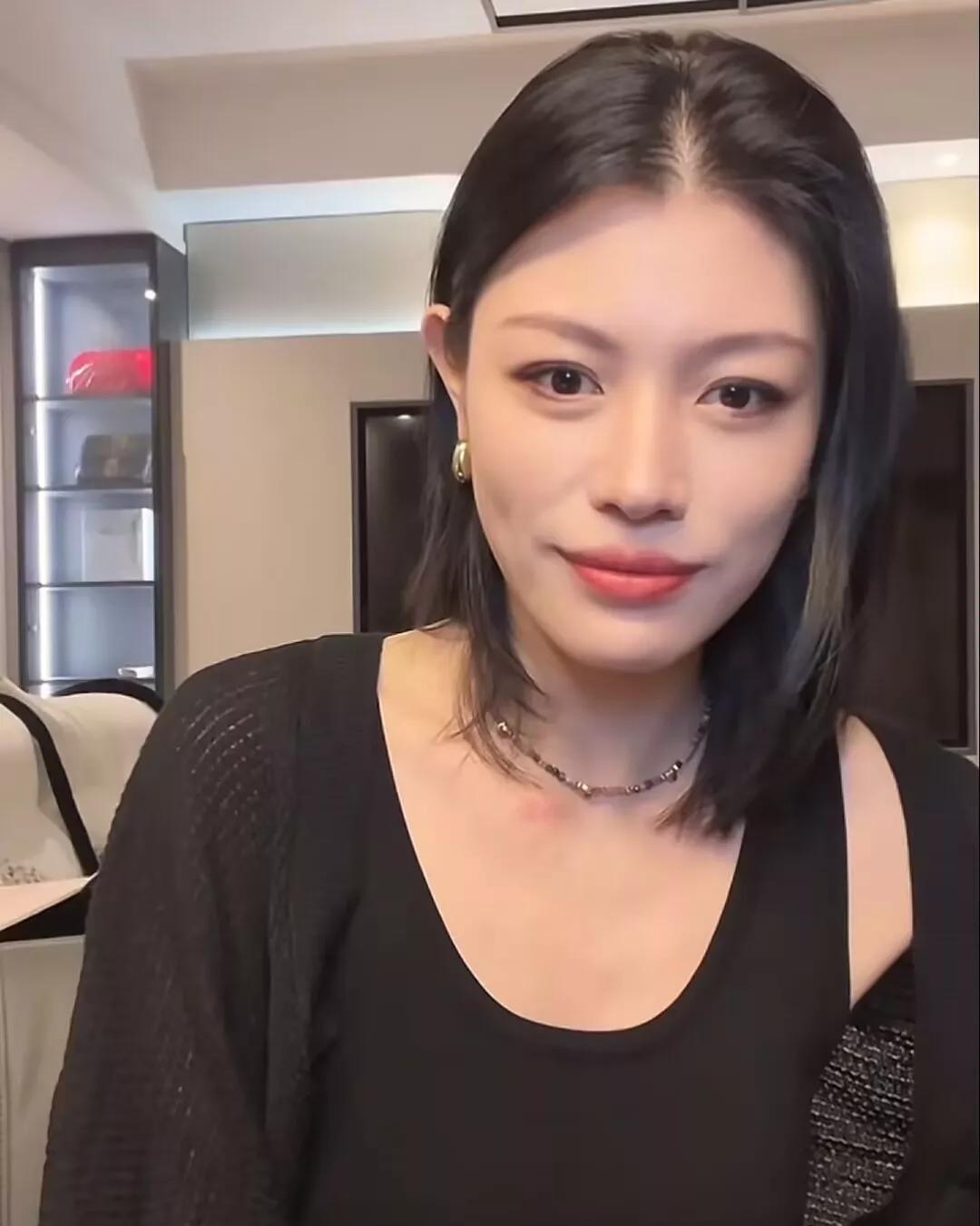难道只有我一个人觉得吗？
汪峰历任女友最惨的绝对是葛荟婕了。
她18岁生孩子就已