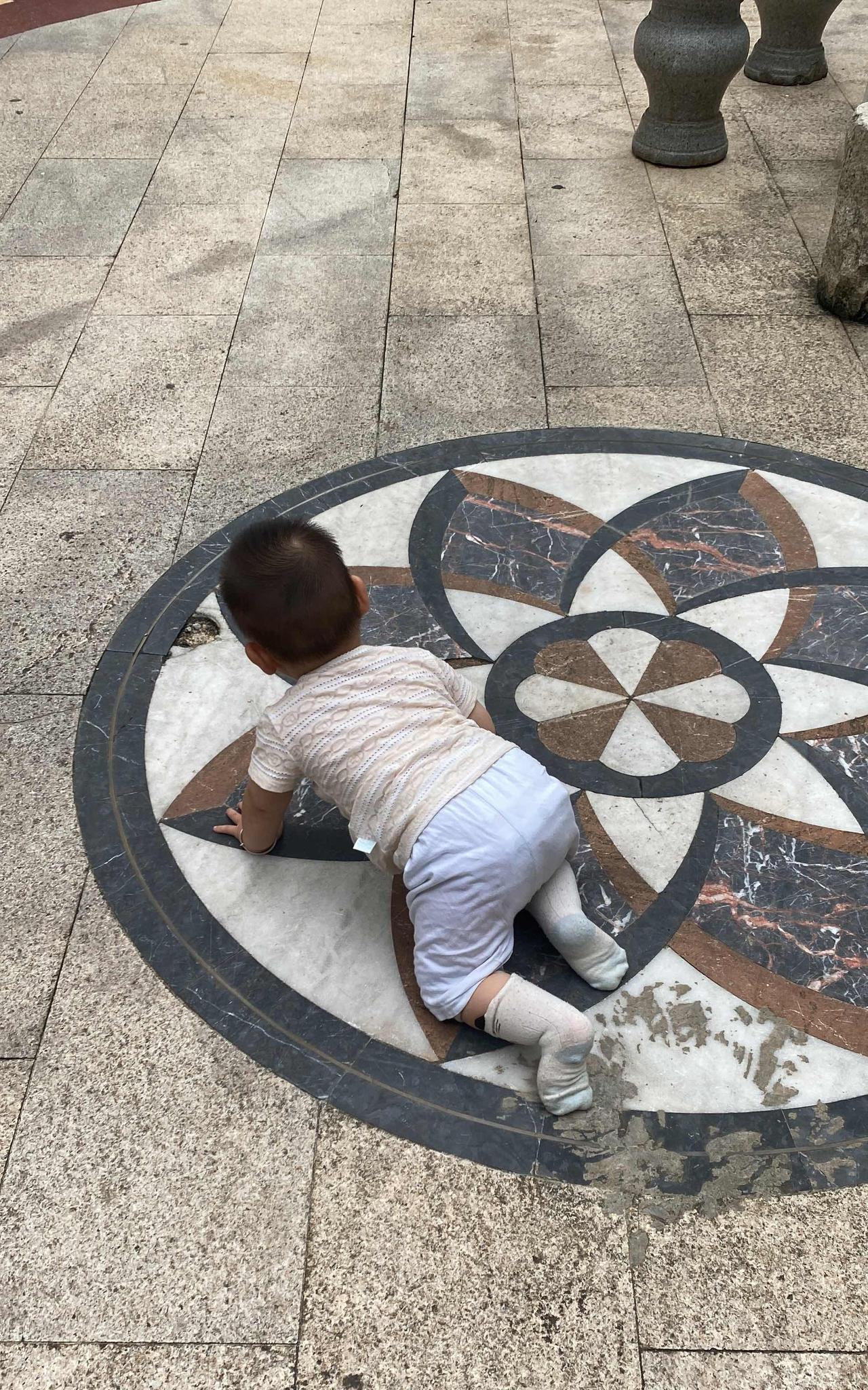 带娃以后才知道：
1.一岁以后的小朋友会分享很多东西给你，比如在路边捡到的树叶，