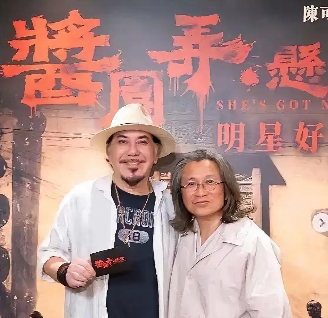 陈可辛疯了吗？邀请黄秋生来站台！
刚去刷到一张照片，陈可辛和黄秋生站在一起，背景