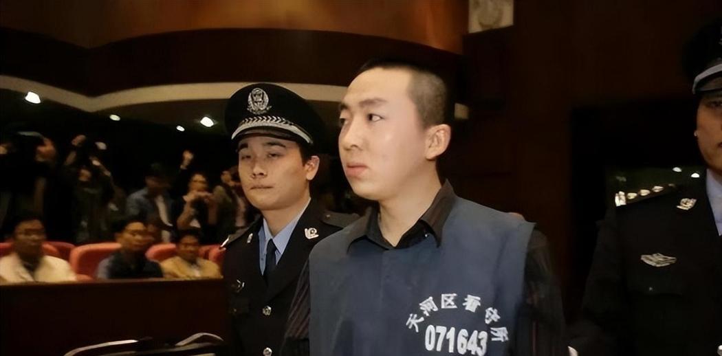 银行的失误凭什么判我无期！”2006年，山西小伙在一故障ATM机上多取17万，被