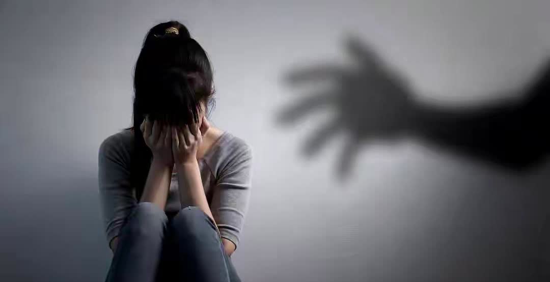 在一起性侵案件中，许多女性受害者选择不主动反抗，这背后的原因往往远比想象中更为错