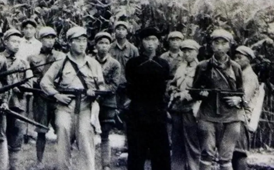 1965年，两个农民上山干活，回来路上，他们发现一块岩石上竟坐着一男一女，两人大