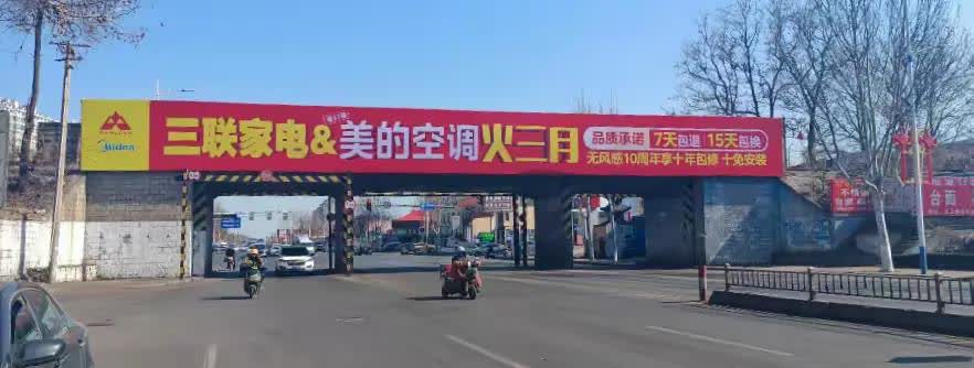 山东烟台，近日要把一座铁路桥拆掉，公告一发布，市民都拍手称快，认为这座桥早就该拆