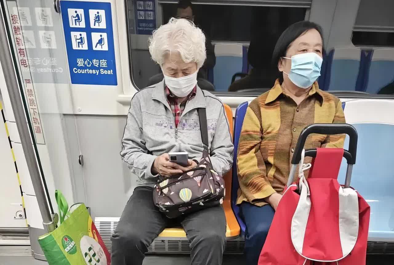 今天又刷到地铁让座的破事儿，气得我午饭都少吃两口。

那个坐在爱心专座上的小