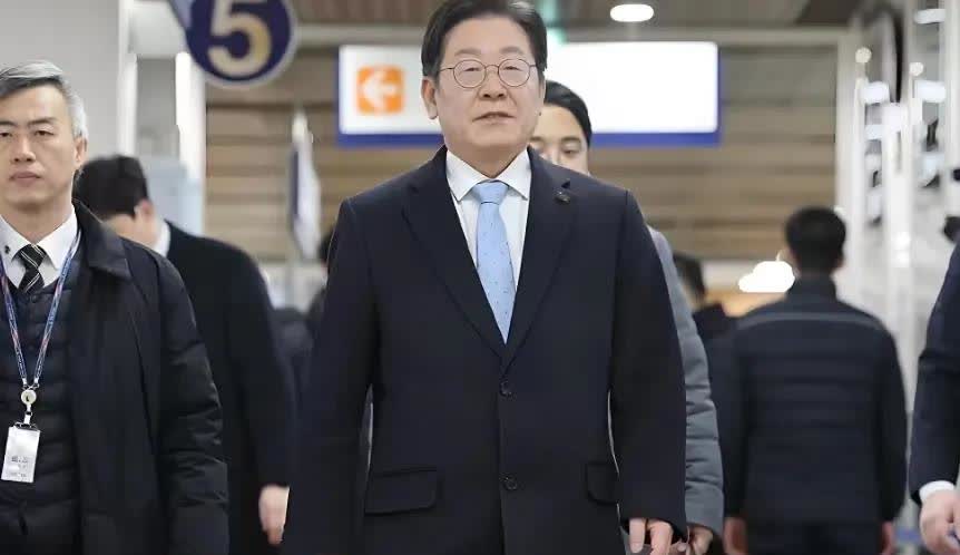 李在明对美态度强硬，结果遭到最低规格礼遇。作为韩国总统，放眼全世界，也是在第一梯