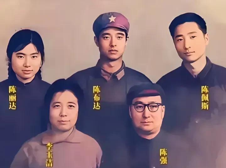 这是70年代陈佩斯与父母、哥哥妹妹一家五口人的珍贵合影。
照片中5人都面带微笑，