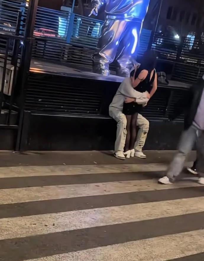 定要在大街上吗，忍一下不行吗？[笑哭]