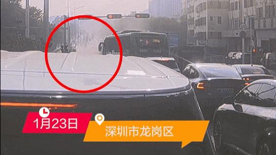 深圳两公交司机联手扑灭货车起火，现场画面暖心