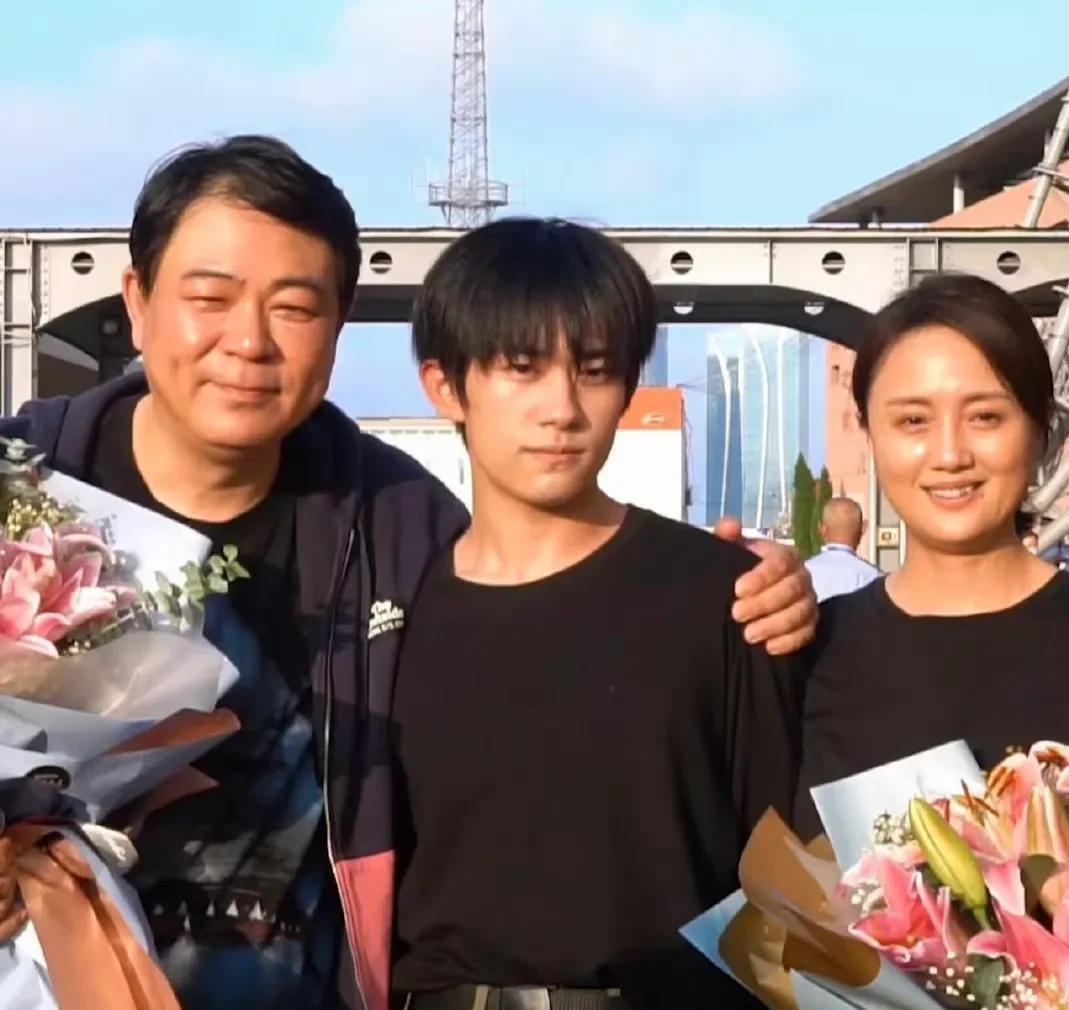 朱媛媛去世，群星悼念，只有儿子易烊千玺的方式最走心