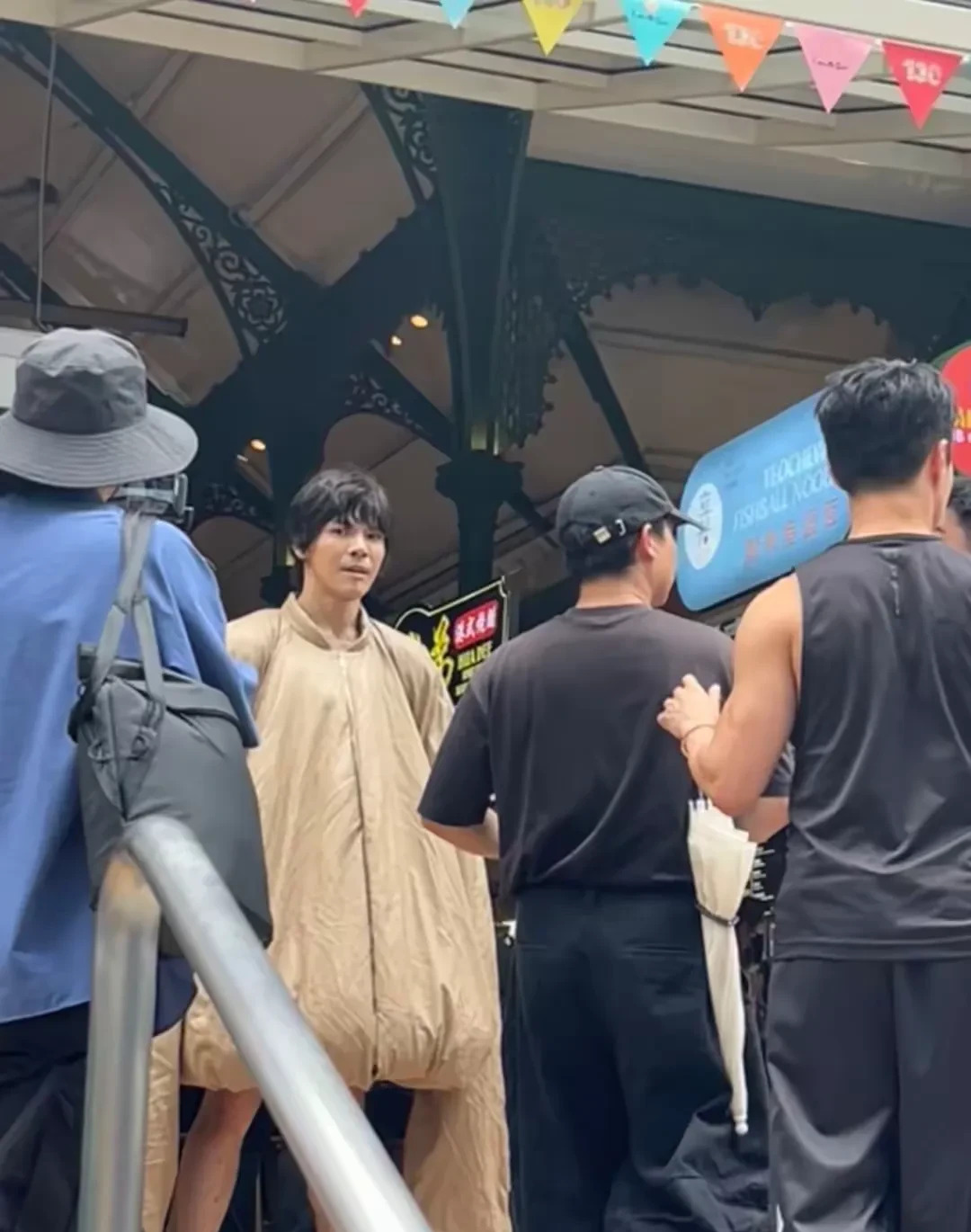 向佐新加坡街头奇装异服











不敢相信！向佐，那个硬汉，竟然在新